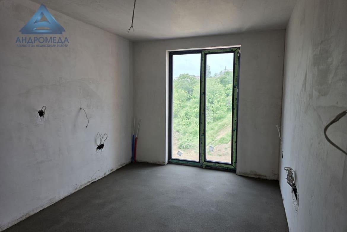 Тристаен апартамент в затворен комплекс – ново строителство, очакван Акт 16 декември 2025 г. - 0