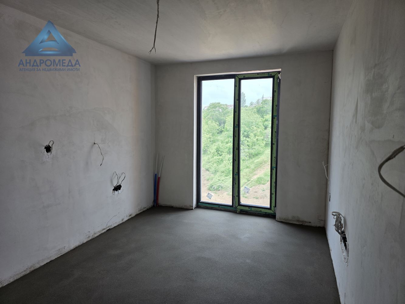 Тристаен апартамент в затворен комплекс – ново строителство, очакван Акт 16 декември 2025 г. - 0