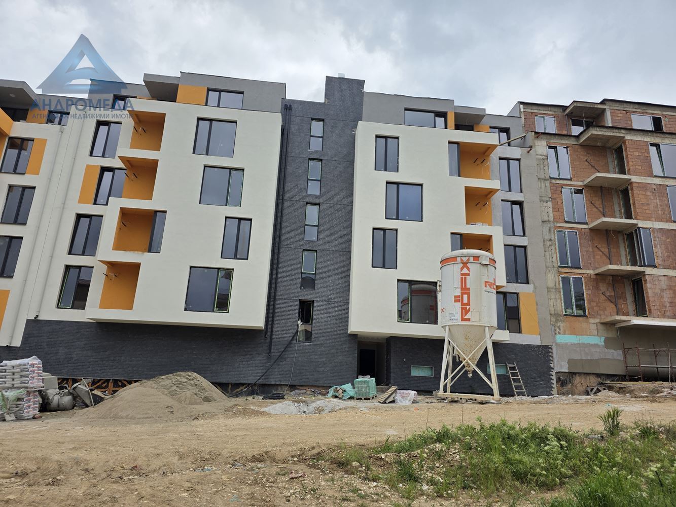 Тристаен апартамент в затворен комплекс – ново строителство, очакван Акт 16 декември 2025 г. - 0