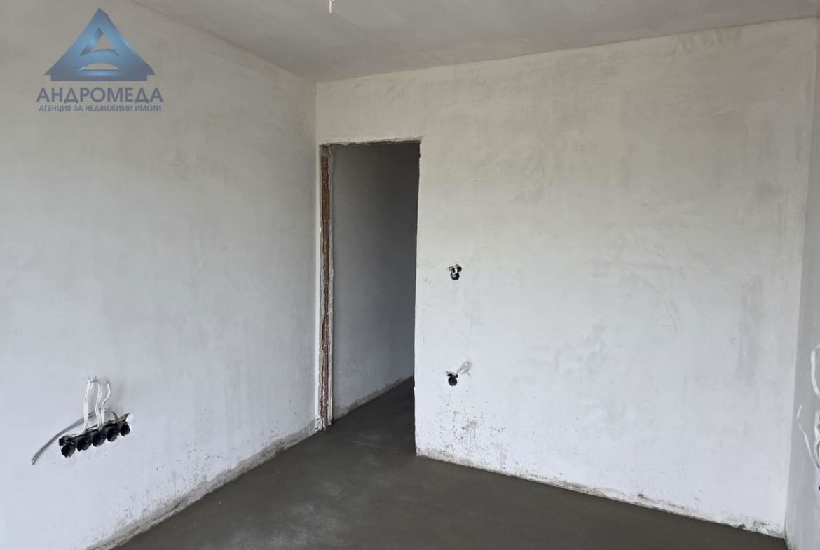 Тристаен апартамент в затворен комплекс – ново строителство, очакван Акт 16 декември 2025 г. - 0