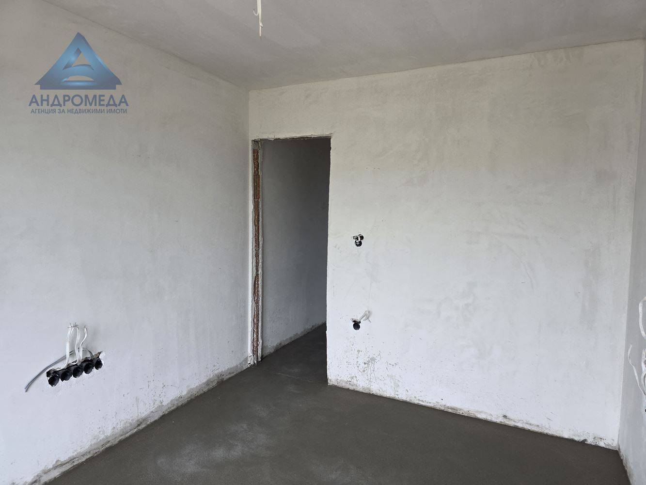 Тристаен апартамент в затворен комплекс – ново строителство, очакван Акт 16 декември 2025 г. - 0