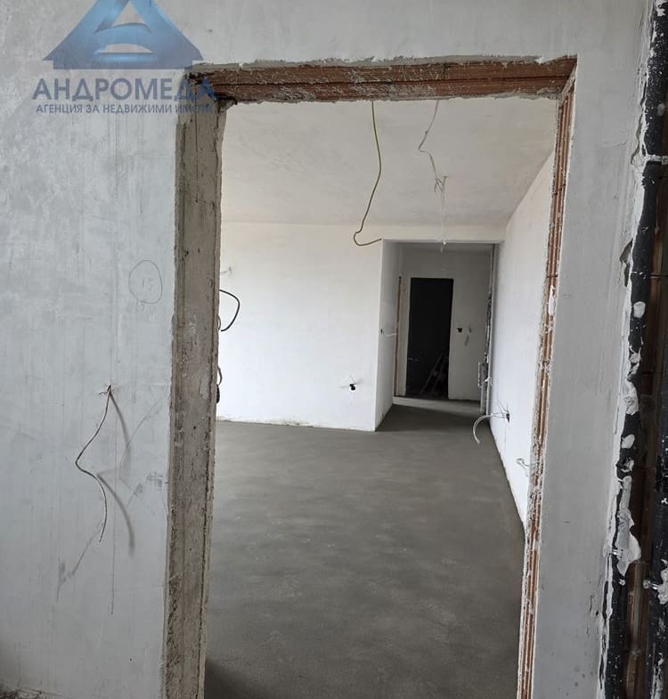 Тристаен апартамент в затворен комплекс – ново строителство, очакван Акт 16 декември 2025 г. - 0