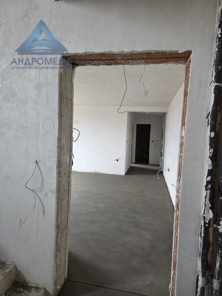 Тристаен апартамент в затворен комплекс – ново строителство, очакван Акт 16 декември 2025 г. - 0