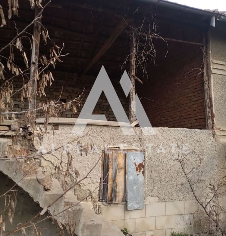 Продава къща с двор и два съседни парцела - 0