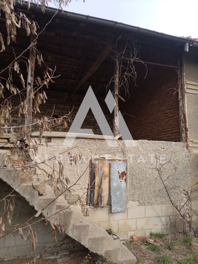 Продава къща с двор и два съседни парцела - 0