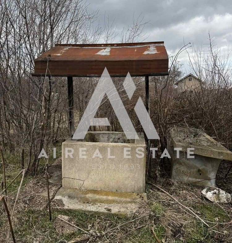 Продава къща с двор и два съседни парцела - 0