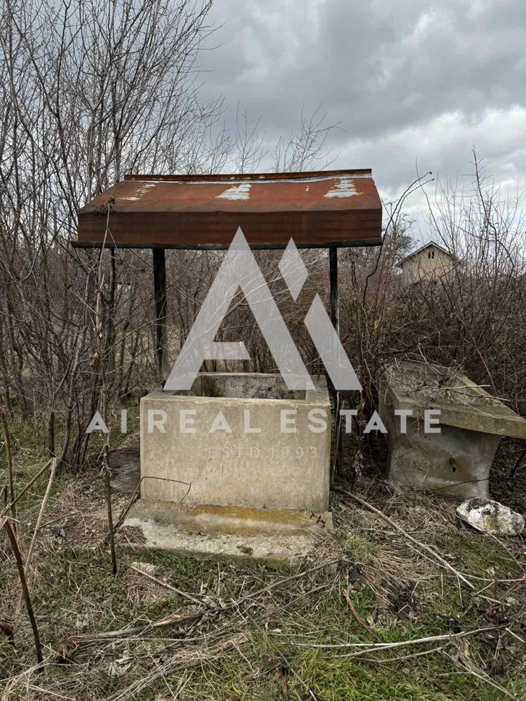 Продава къща с двор и два съседни парцела - 0