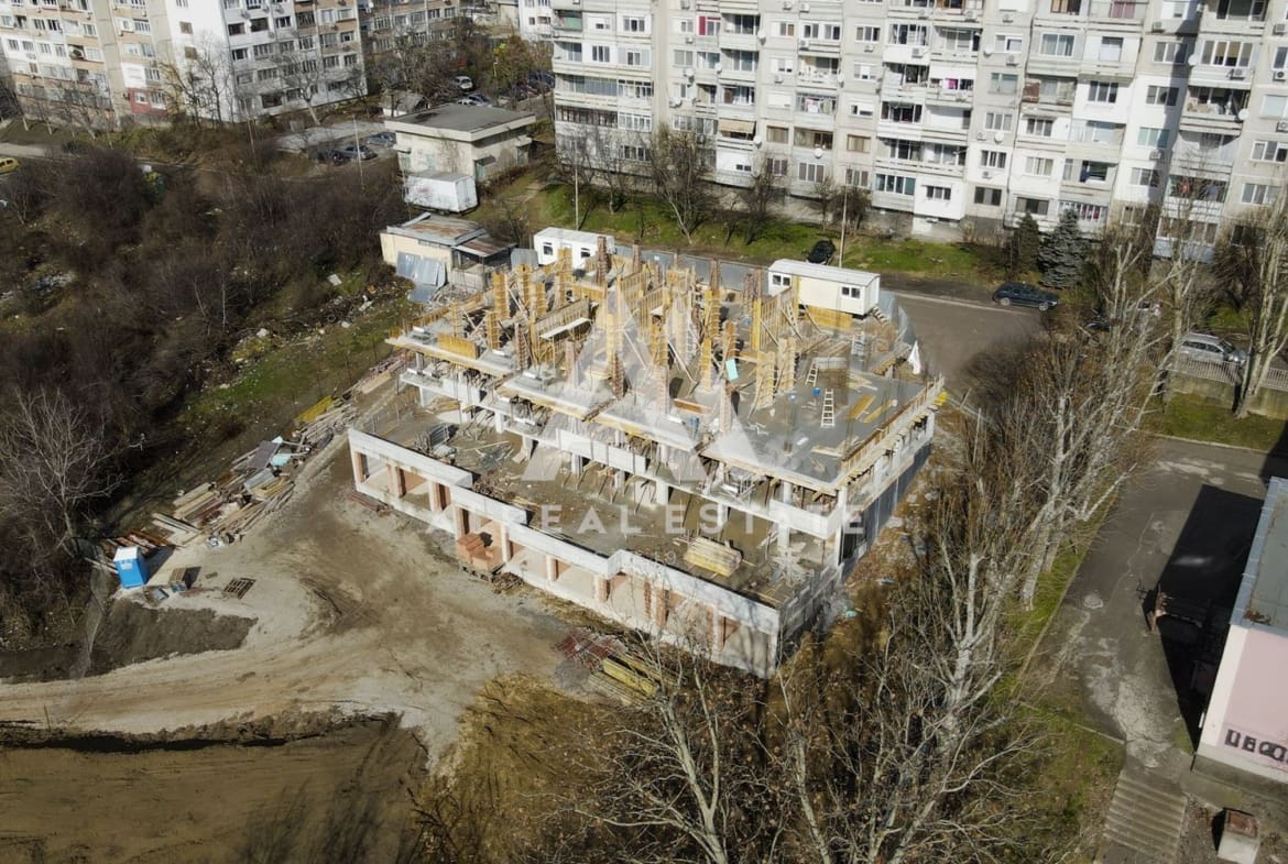 Тристаен в Саут Вю Резиденс - Дружба1 - 0