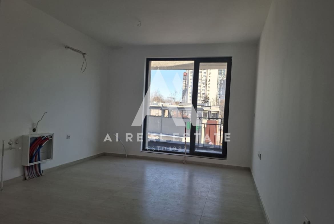 Тристаен апартамент – широк център - 0