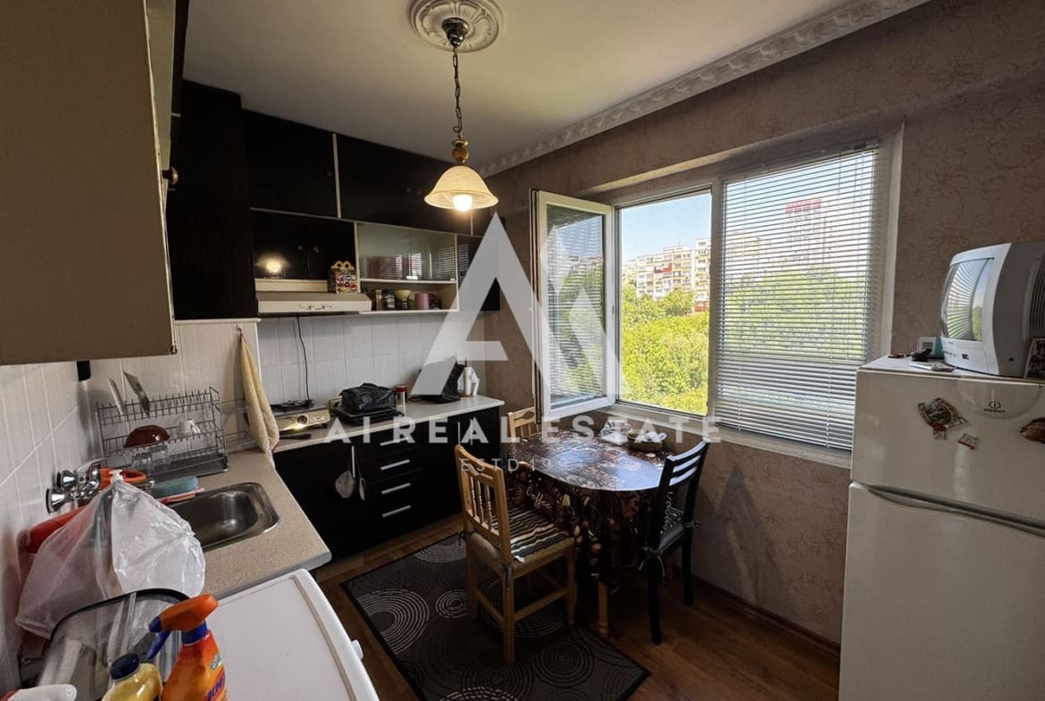 тристаен апартамент - 0