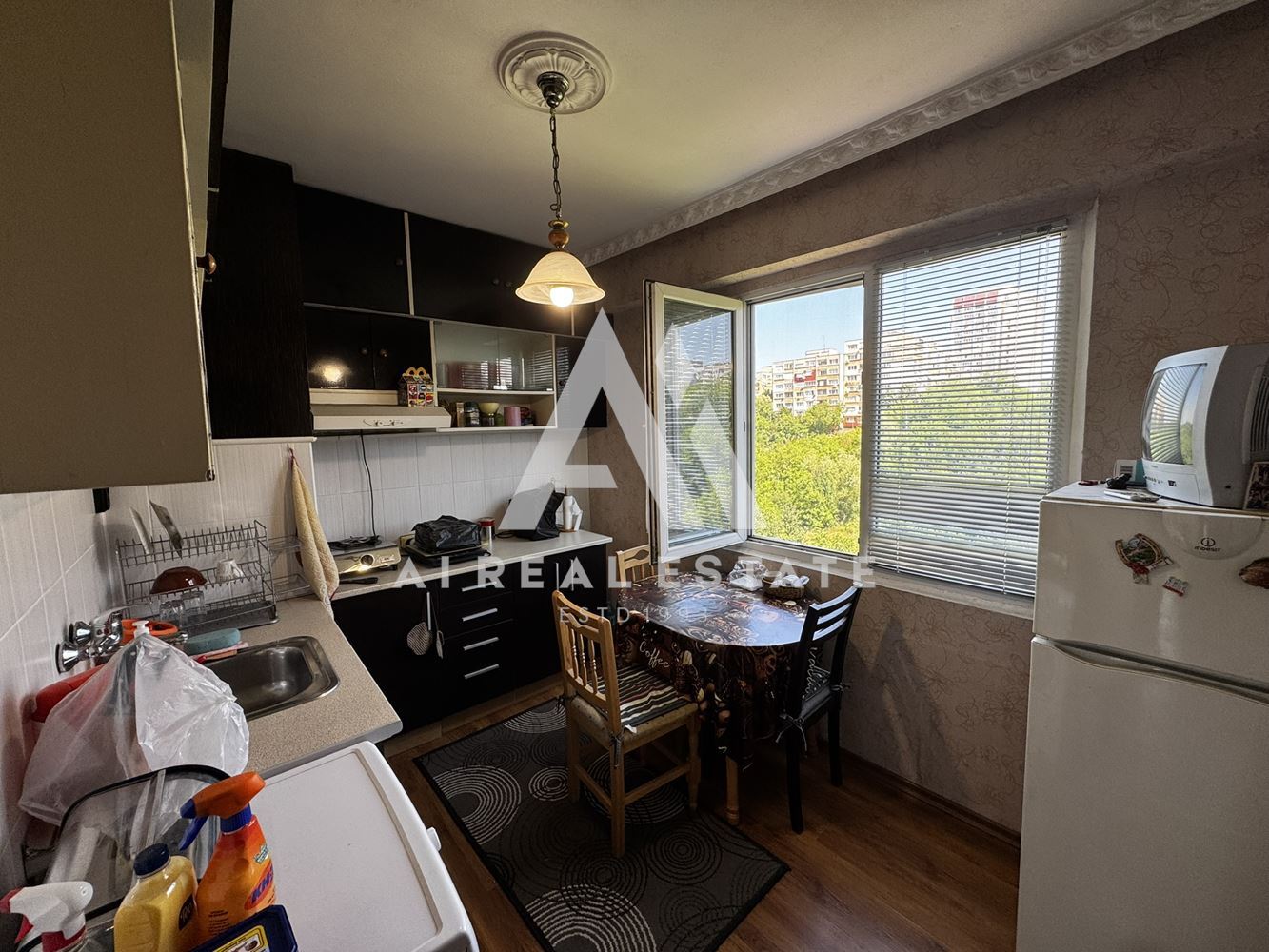 тристаен апартамент - 0