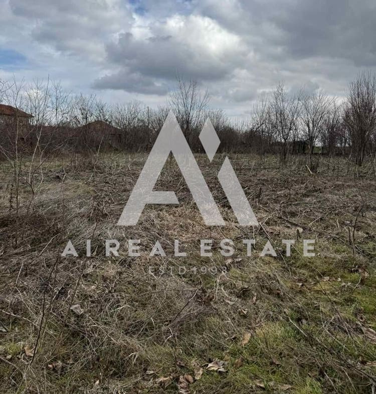 Продава къща с двор и два съседни парцела - 0