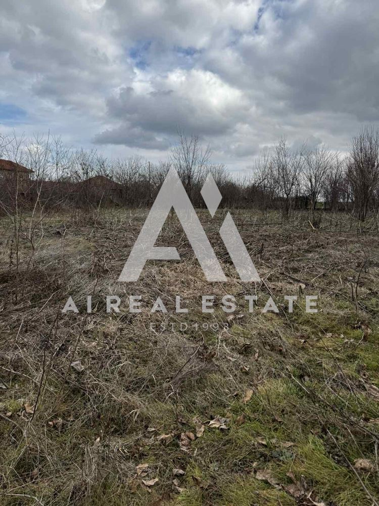 Продава къща с двор и два съседни парцела - 0