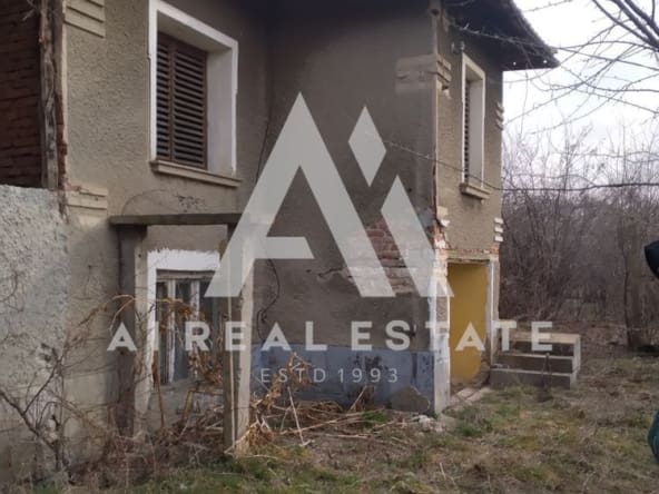 Продава къща с двор и два съседни парцела - 0