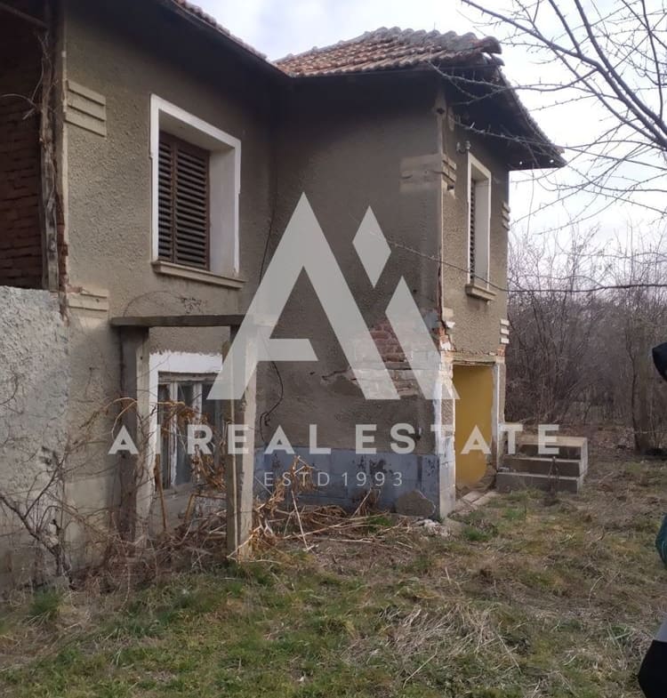 Продава къща с двор и два съседни парцела - 0