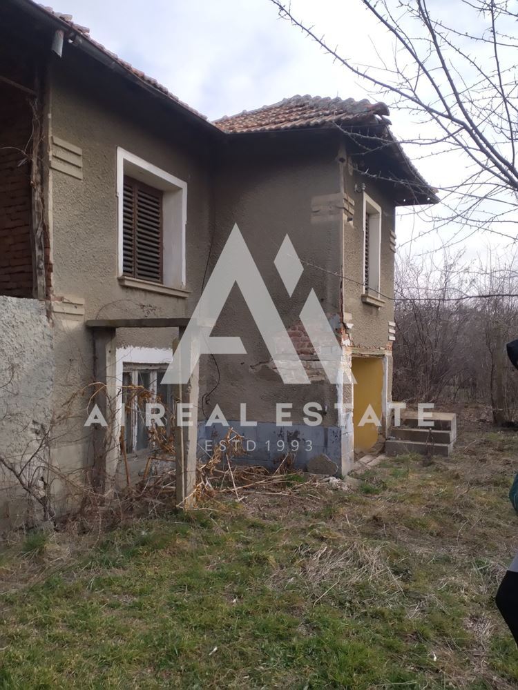 Продава къща с двор и два съседни парцела - 0