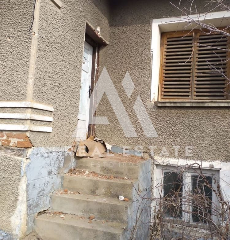 Продава къща с двор и два съседни парцела - 0