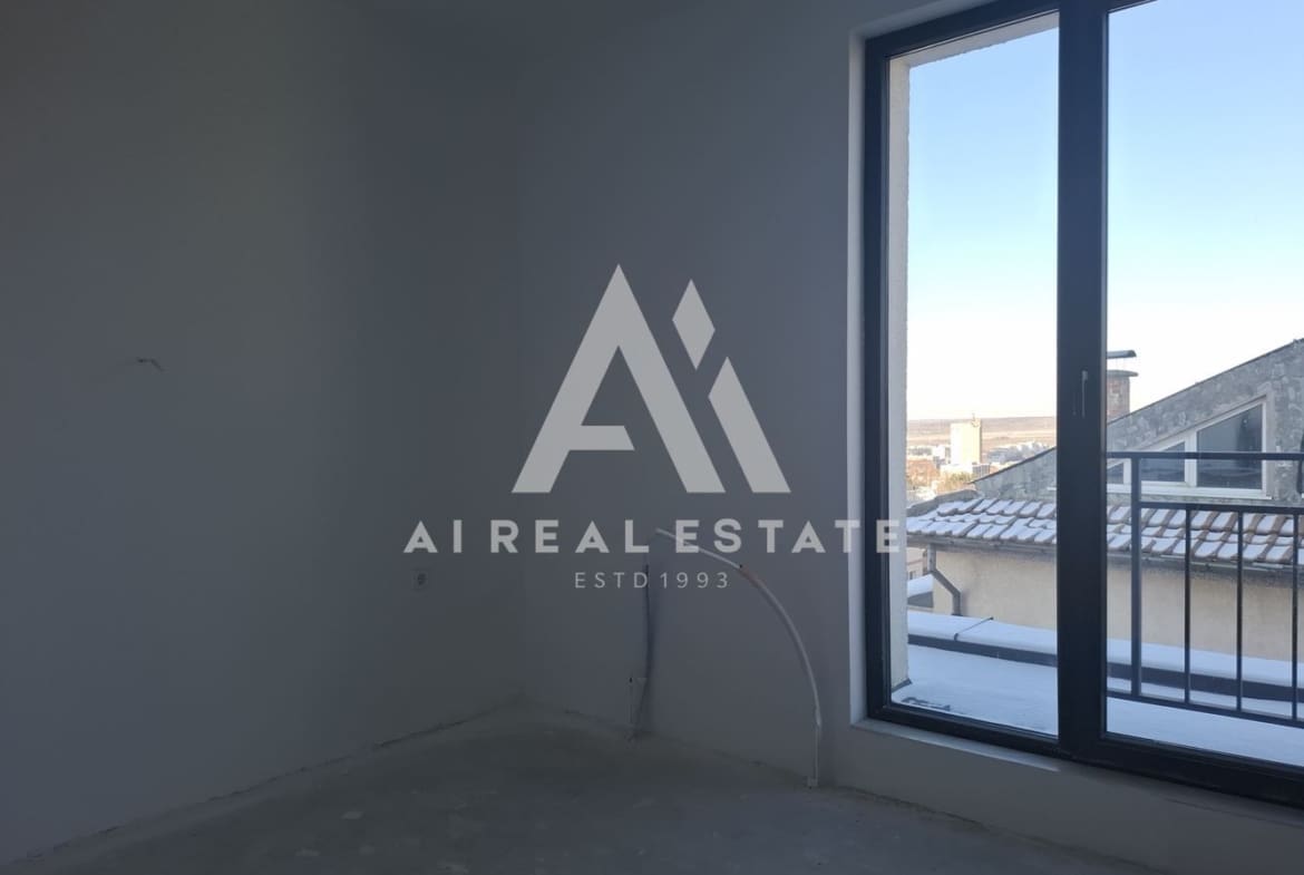 Тристаен апартамент – широк център - 0