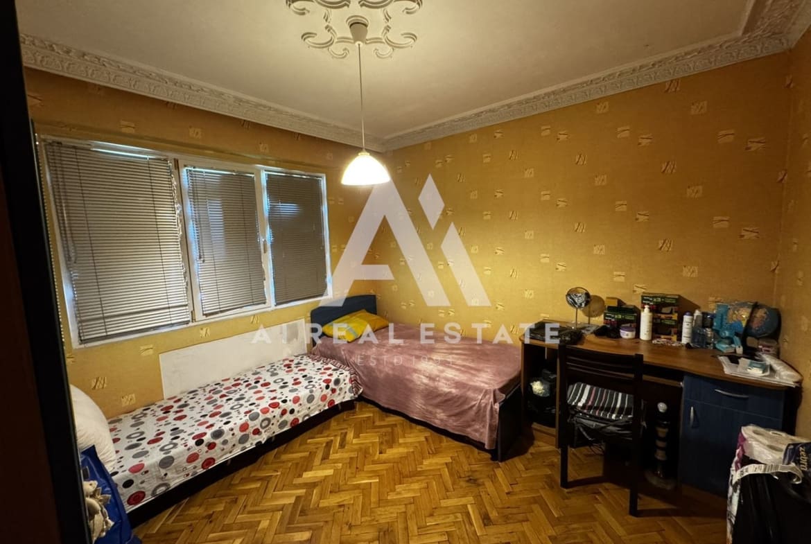 тристаен апартамент - 0