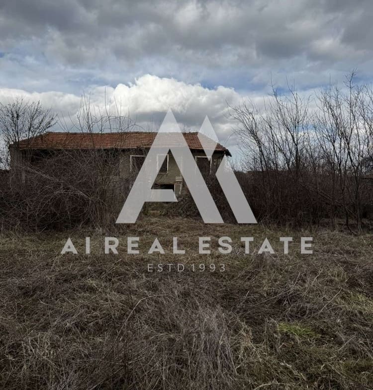 Продава къща с двор и два съседни парцела - 0