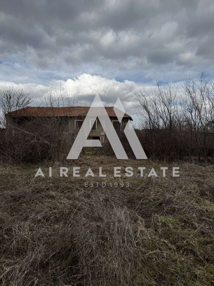 Продава къща с двор и два съседни парцела - 0