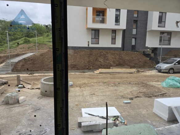 Тристаен апартамент с двор в затворен комплекс – ново строителство, очакван Акт 16 декември 2025 г. - 0