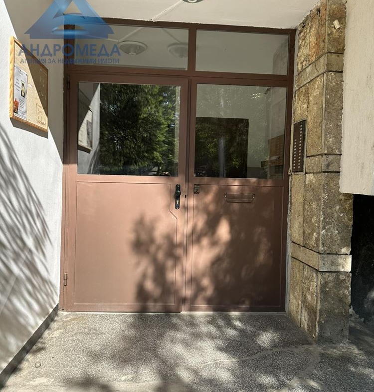 Тристаен апартамент ж.к. Сторгозия 1 - 0