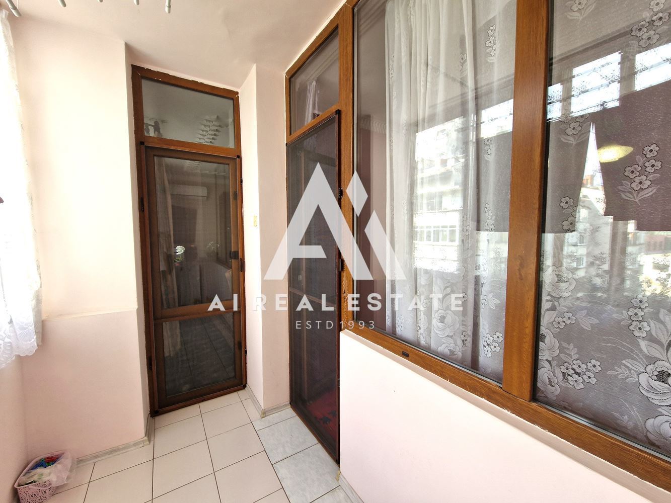 Продава тристаен апартамент-0 Продава тристаен апартамент - 0