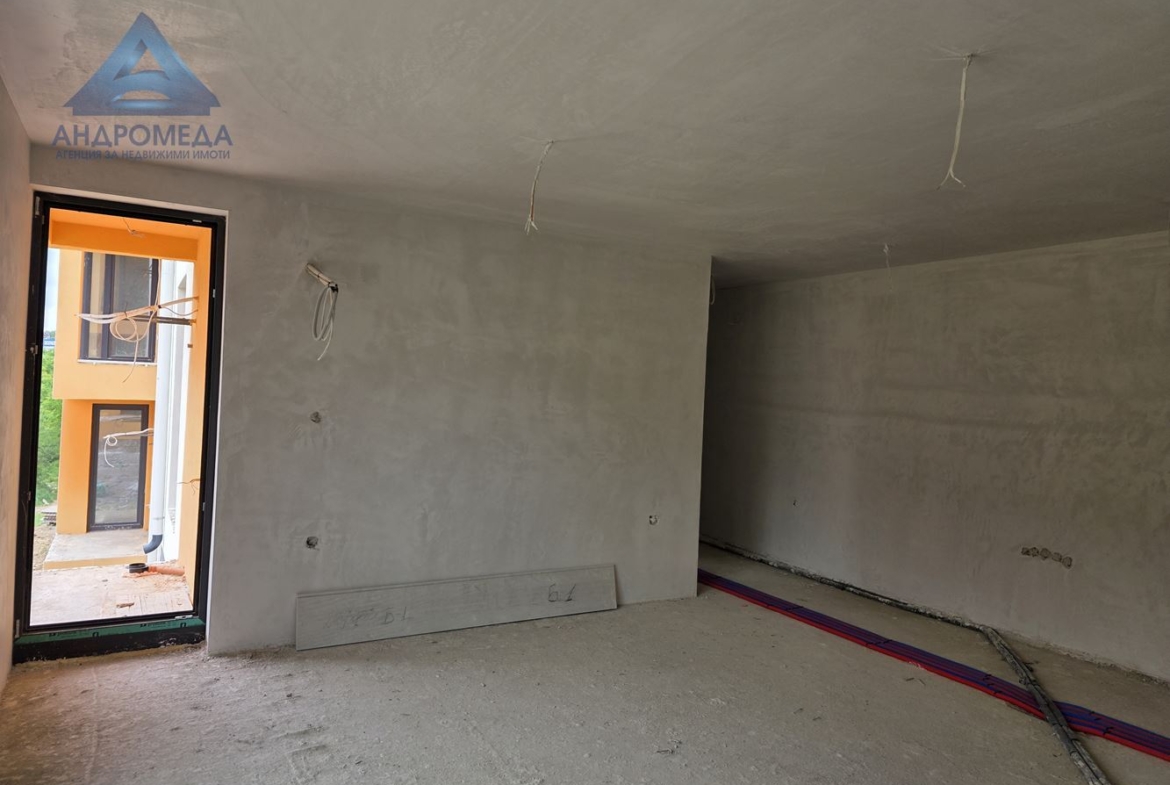 Тристаен апартамент с двор в затворен комплекс – ново строителство, очакван Акт 16 декември 2025 г. - 0