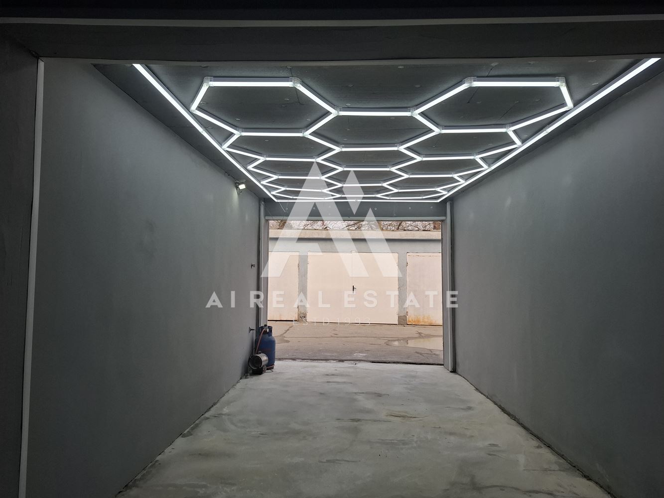 ГАРАЖ В ДРУЖБА 2 – СЛЕД РЕМОНТ, ГОТОВ ЗА ПОЛЗВАНЕ! - 0