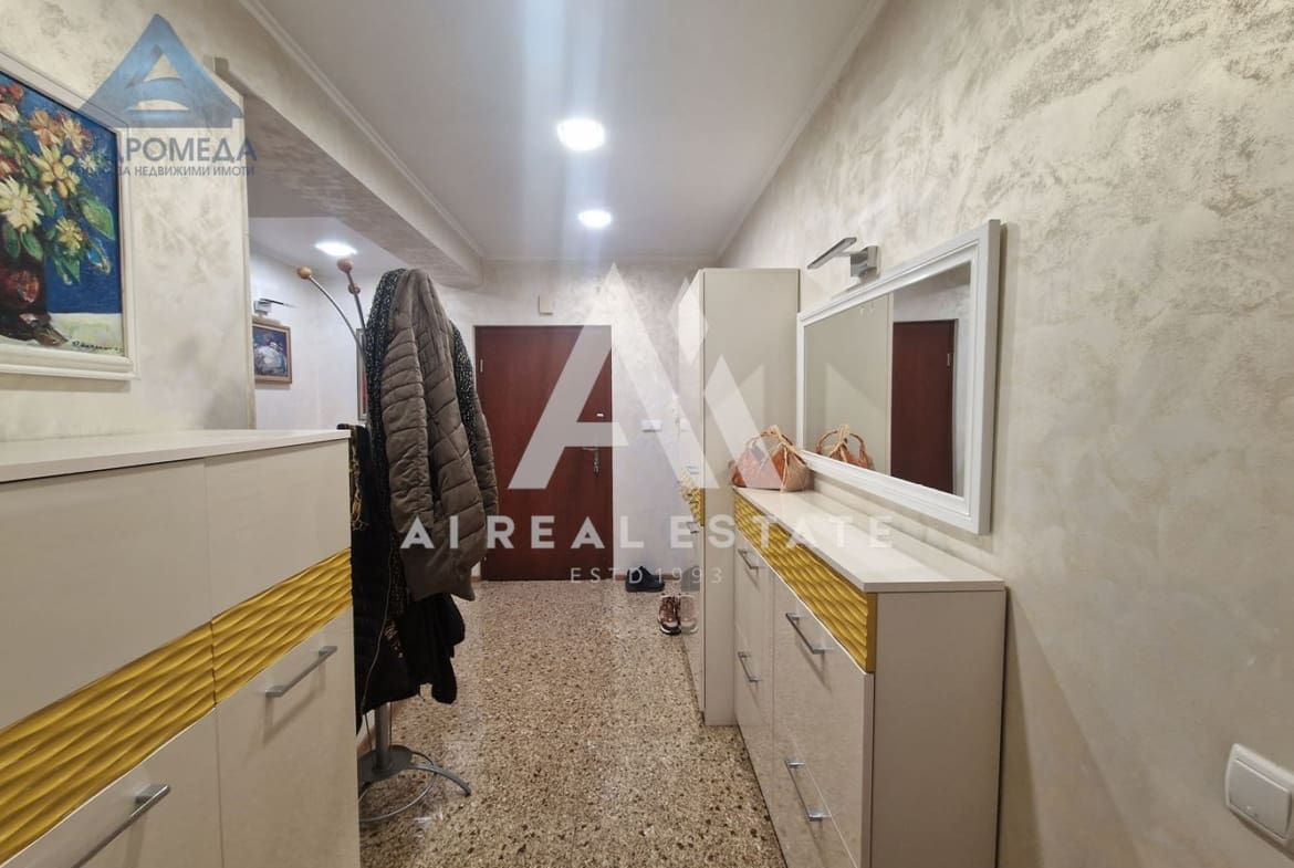 Продава просторен апартамент - 0