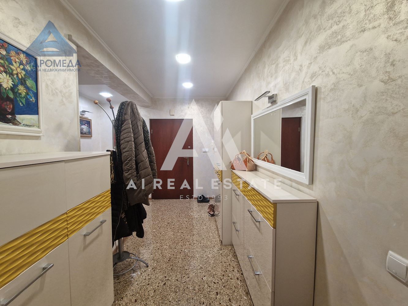 Продава просторен апартамент - 0