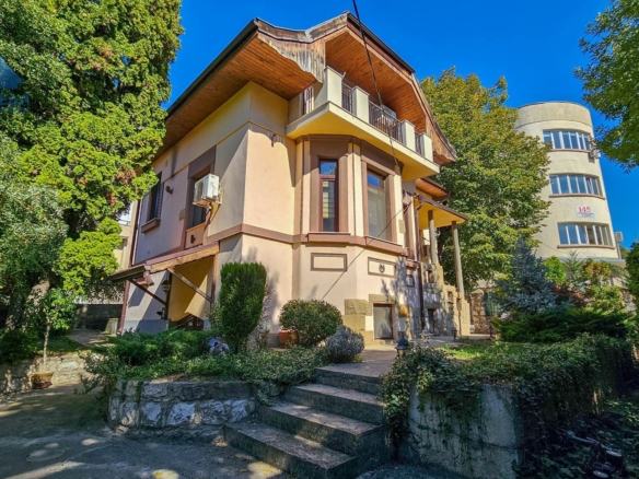 Триетажна къща със самостоятелен двор гр.Плевен, ул.Кирил и Методий 29 ! - 0