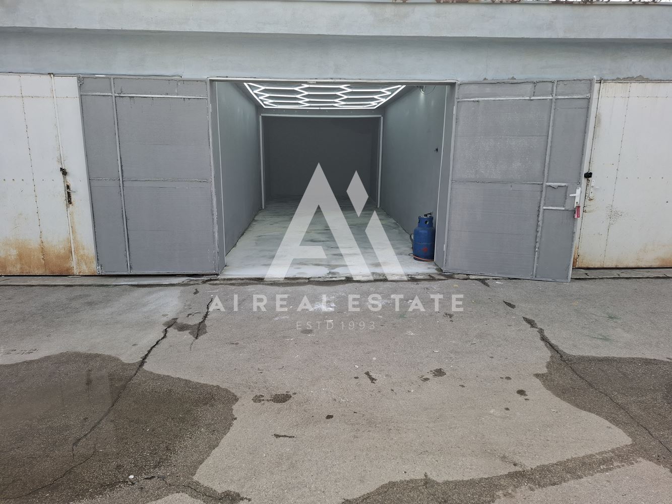 ГАРАЖ В ДРУЖБА 2 – СЛЕД РЕМОНТ, ГОТОВ ЗА ПОЛЗВАНЕ! - 0