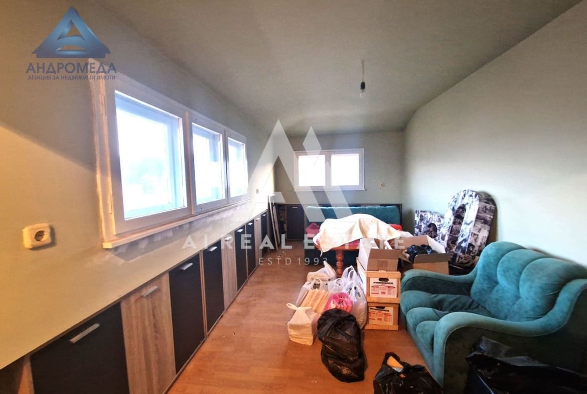 Продава просторен апартамент - 0