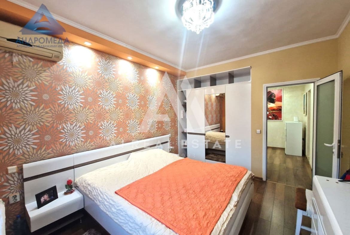 Продава просторен апартамент - 0