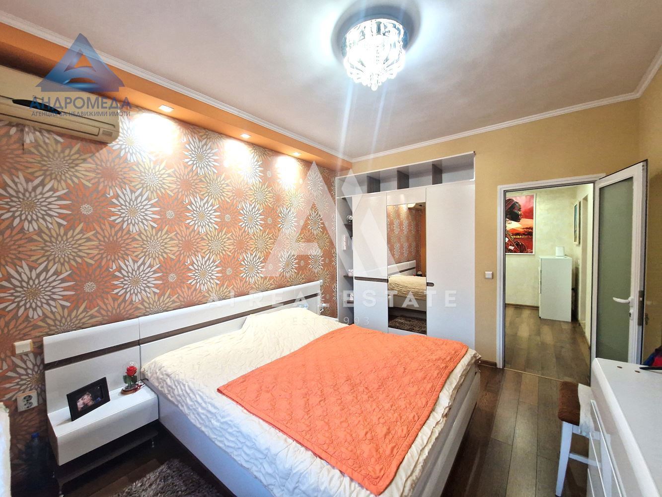 Продава просторен апартамент - 0