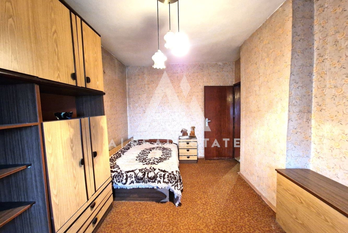 Продава четиристаен апартамент - 0