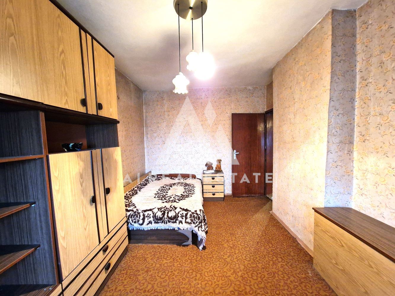 Продава четиристаен апартамент - 0