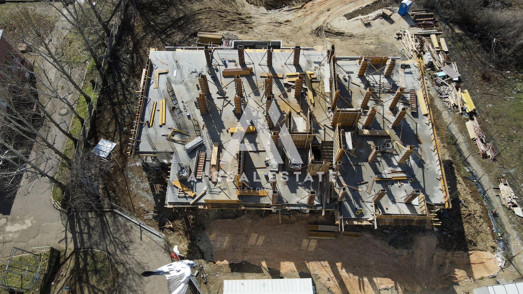 Тристаен в Саут Вю Резиденс - Дружба1 - 0