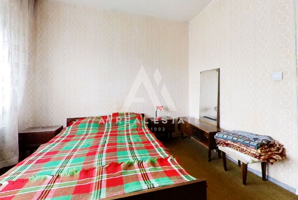 Тристаен апартамент ж.к. Сторгозия 1 - 0