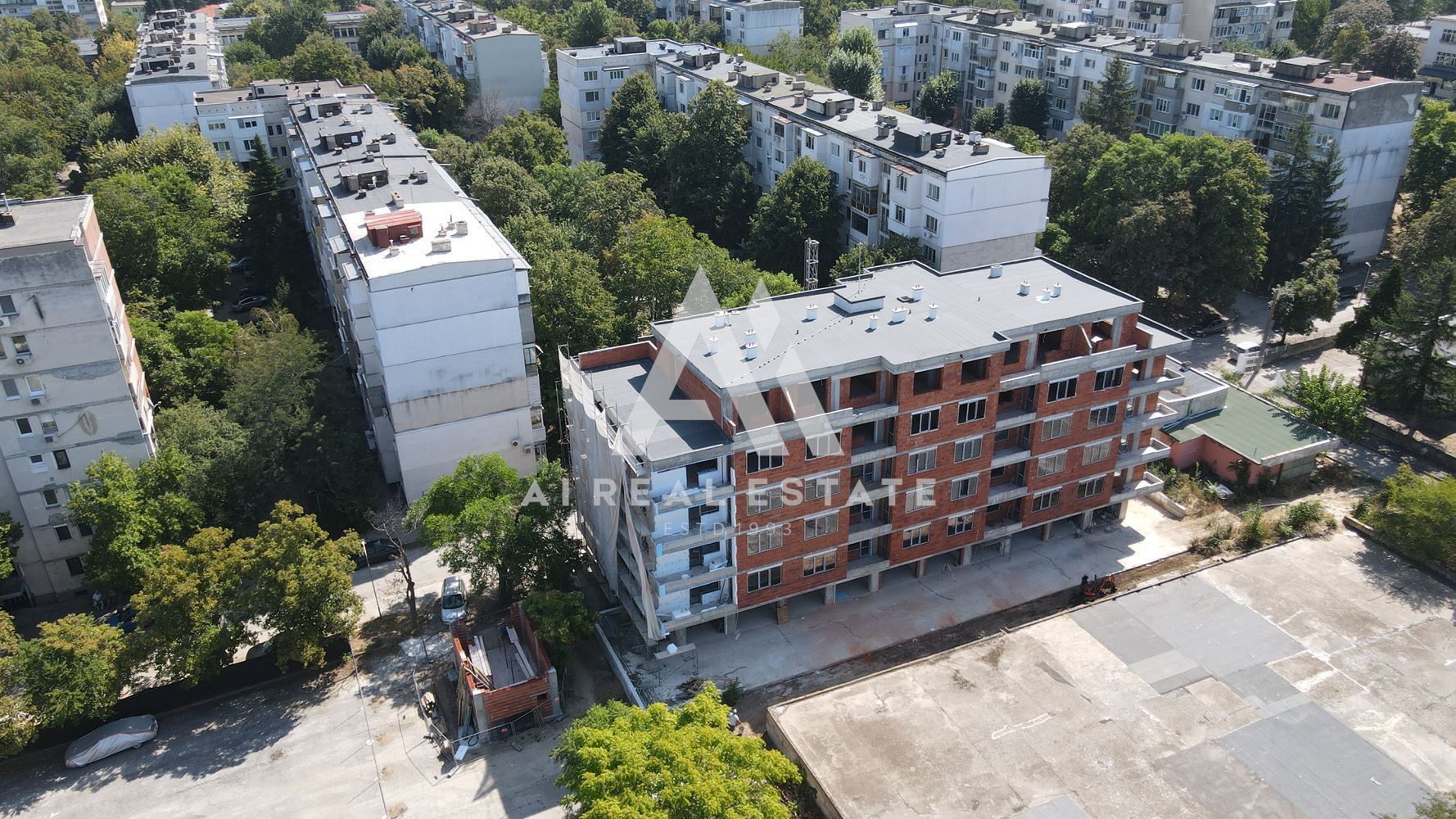 "Three hundred in the BILD A3 building, Storgozia residential area!"Note: The translation assumes "Тристаен" refers to a unit number or identifier within the building context. Adjustments might be necessary if additional context changes this interpretation. Тристаен в сграда БИЛД А3, ж.к.Сторгозия ! - 0