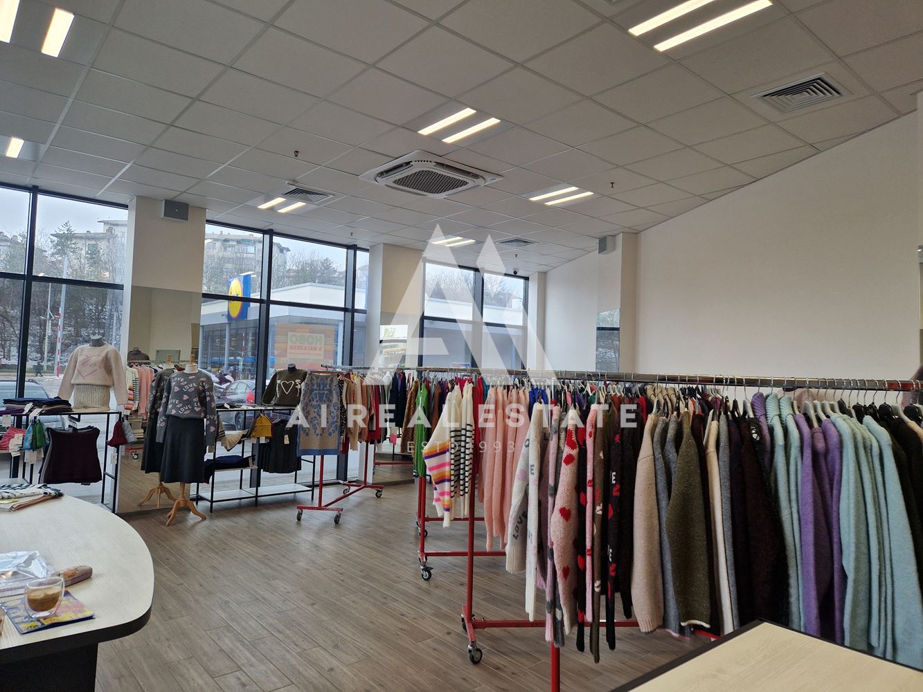 Rents out a shop-0 Дава под наем магазин - 0