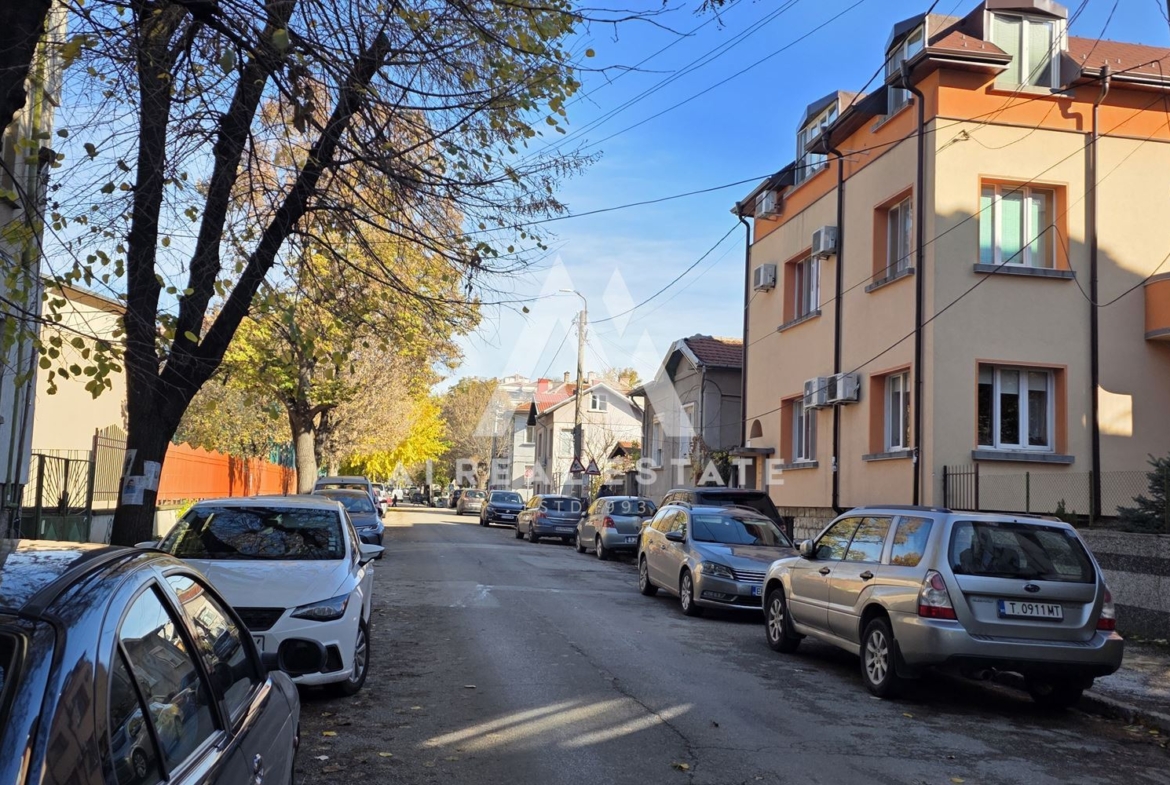 Подземен гараж, разположен на ниво -1 - 0