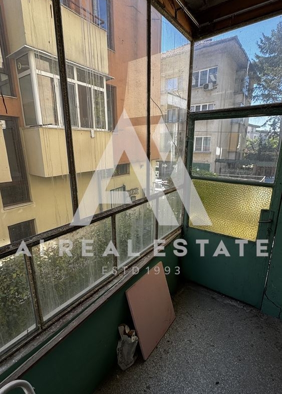 Просторен 3-стаен апартамент в сърцето на Плевен - 0