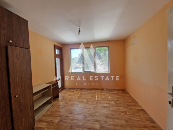 Продава гарсониера с гараж - 0