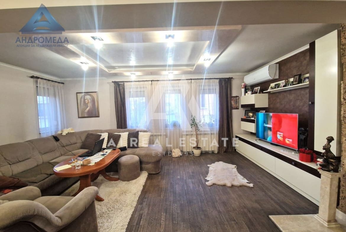 Продава просторен апартамент - 0