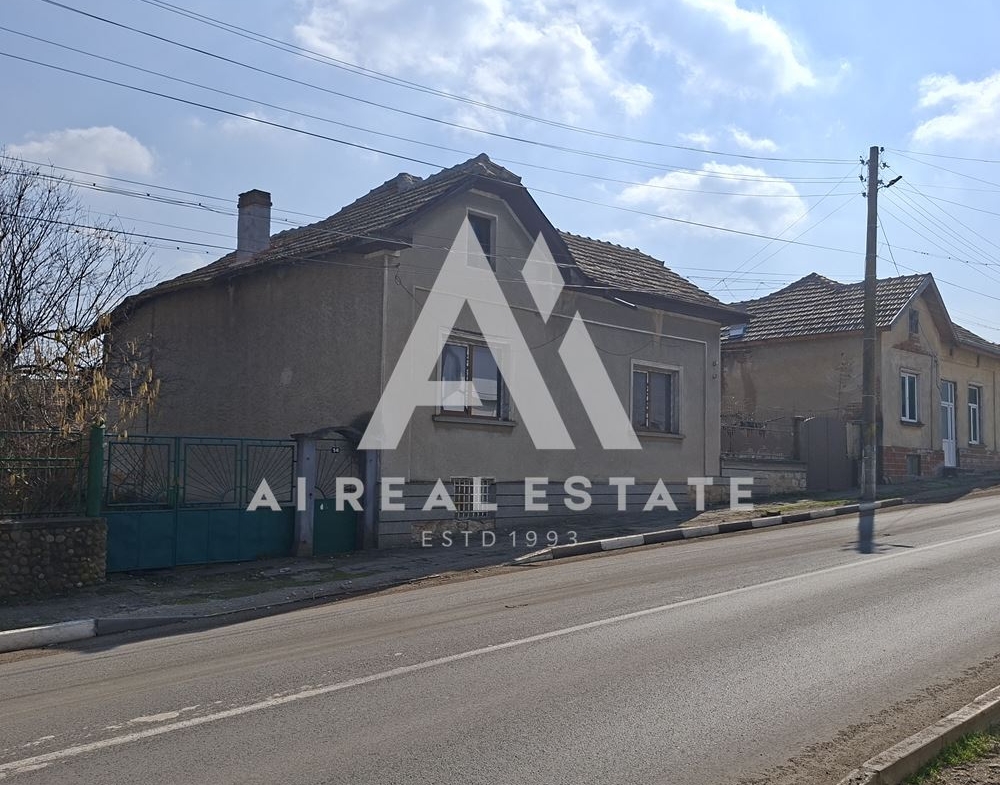 ЕДНОЕТАЖНА КЪЩА С. САДОВЕЦ - 0