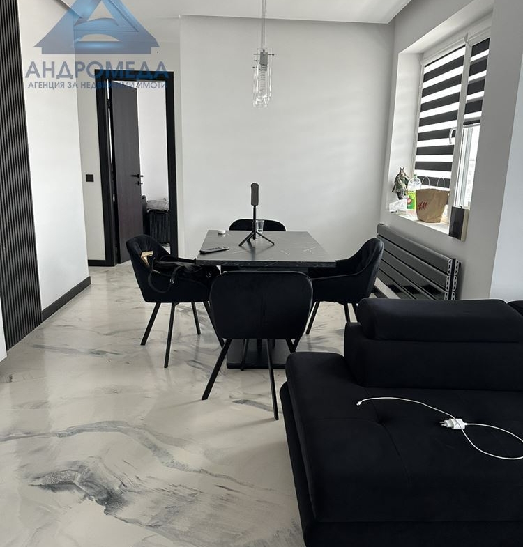 Тристаен апартамент с паркомясто над МУ - 0