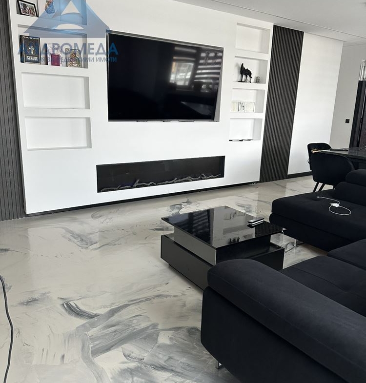 Тристаен апартамент с паркомясто над МУ - 0